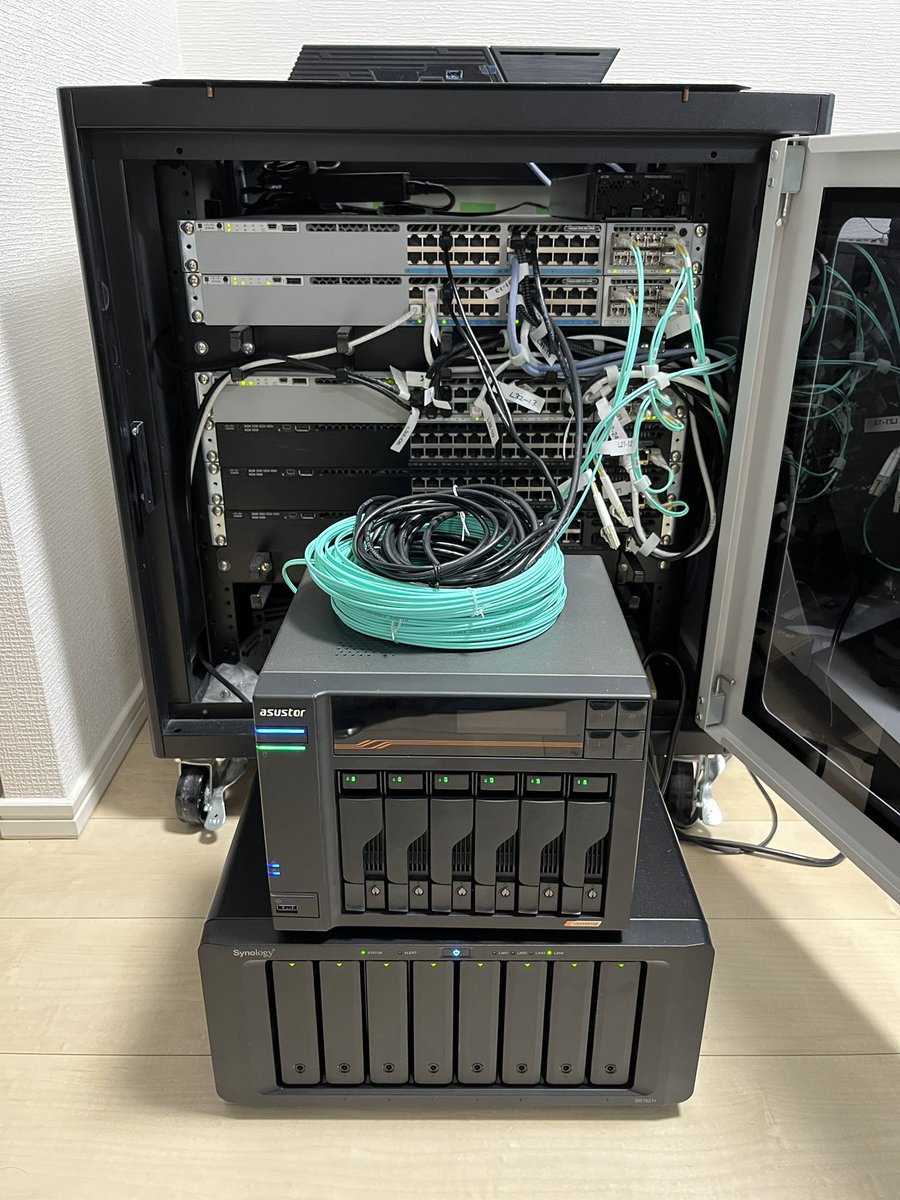 snow_pad's tweet photo. NAS 3セットの構築完了です👍
上からASUSTOR FS6812X(ラックの上)
AS6806T
Synology DS-1821+ https://t.co/2A8iHmLaYr