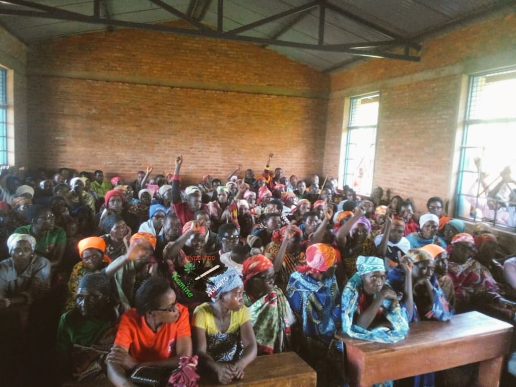 Cndd_FddMwaro's tweet photo. Ubuserukizi bw'umugambwe @CnddFdd muri zone #Rorero bufadikanije n'uwurongoye iyo zone mu ntwaro baragendeye kuri uyu wa23/1/2025 abakenyererarugamba n'imbonerakure bo ku mitumba ya #Munanira na #Mashunzi mu ntumbero yo kubandanya bitegurira neza amatora yimirije.
@CNDD_FDDGitega https://t.co/JYO2cZ7tTq