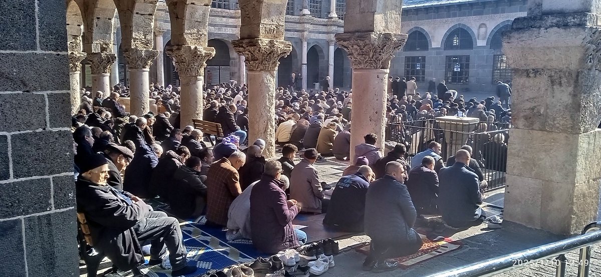 قُلْ مَا يَعْبَؤُا بِكُمْ رَبِّي لَوْلَا دُعَاؤُكُمْ

(Resûlüm!) De ki: (Kulluk ve) yalvarmanız olmasa, Rabbim size ne diye değer versin? Furkan/77