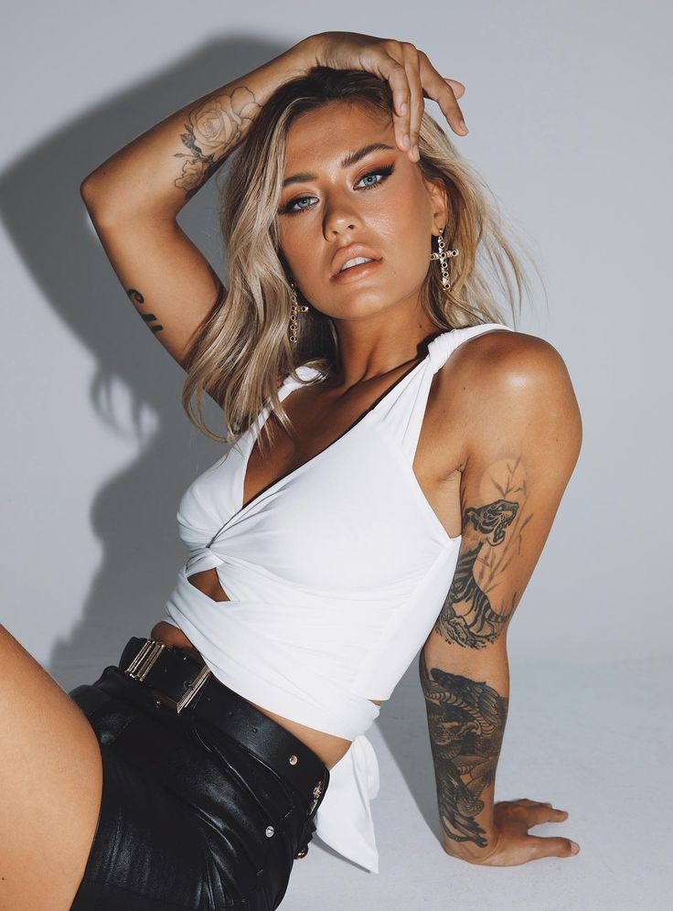 Eve Monroe 

♡ Too pretty to die, too wild to live. 
• Experienced writer 
• Descriptive as I want to be. 
• I'll be lewd if and when I want to be, not when you want me to be. 
•Might ship. Might not. 
Don't hold your breath. 

Like and RT pretty please..