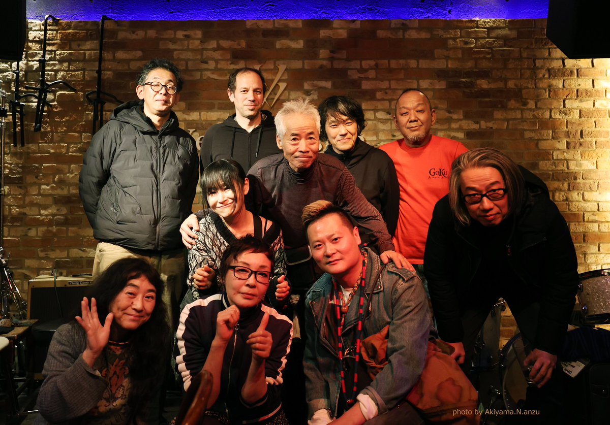 pkpkppk's tweet photo. @XMyZGXuIctkyAjU @kawaguchimasami @testtone @yellow_vision 2025.1.18 
阿佐ヶ谷Yellow Vision
                          ❺
羽野昌二(ds)
川口雅己(guitar)
Cal Lyall(guitar)

終わってから記念写真タイム
小林さんの顔を見るとyellow visionはこれからもここにあるような気がして。寂しいけど楽しい、不思議な気持ちでした。

#羽野昌二 #川口雅己 #CalLyall https://t.co/neuHpfRJaD