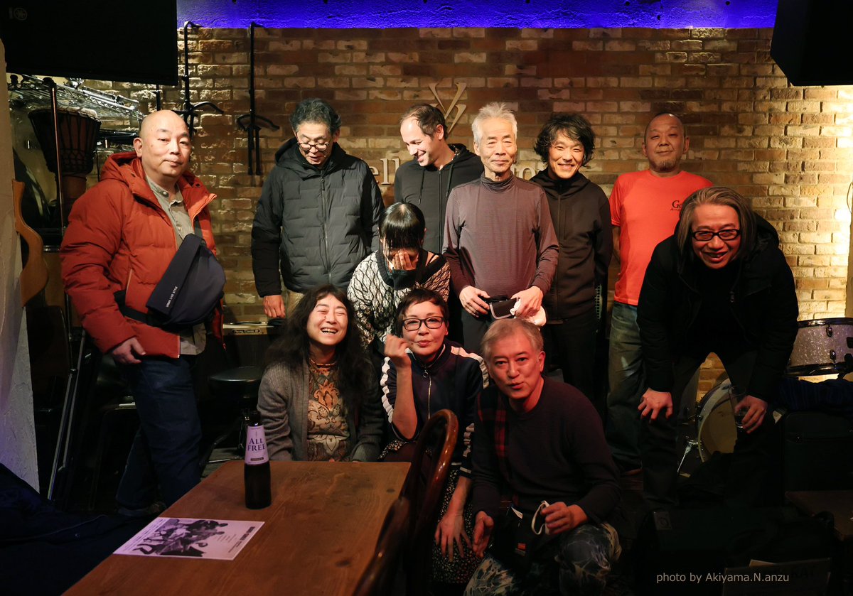 pkpkppk's tweet photo. @XMyZGXuIctkyAjU @kawaguchimasami @testtone @yellow_vision 2025.1.18 
阿佐ヶ谷Yellow Vision
                          ❺
羽野昌二(ds)
川口雅己(guitar)
Cal Lyall(guitar)

終わってから記念写真タイム
小林さんの顔を見るとyellow visionはこれからもここにあるような気がして。寂しいけど楽しい、不思議な気持ちでした。

#羽野昌二 #川口雅己 #CalLyall https://t.co/neuHpfRJaD