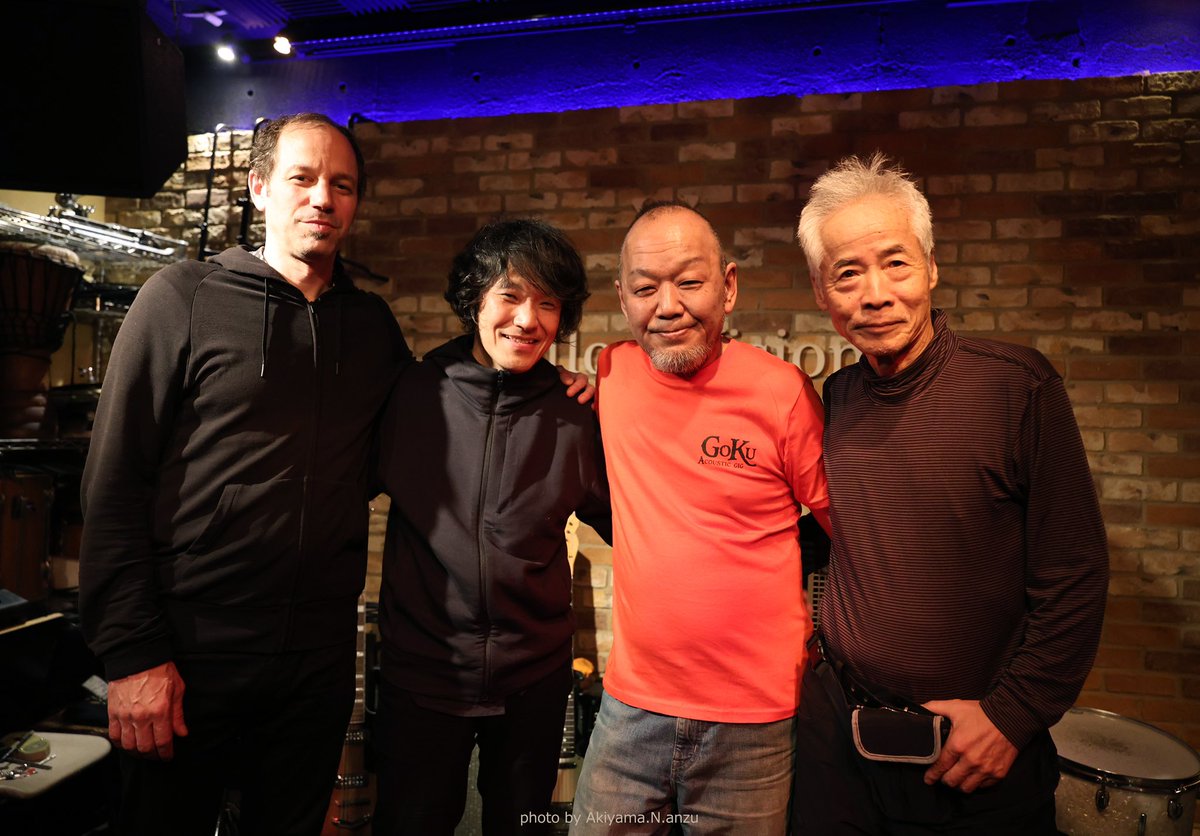 pkpkppk's tweet photo. @XMyZGXuIctkyAjU @kawaguchimasami @testtone @yellow_vision 2025.1.18 
阿佐ヶ谷Yellow Vision
                          ❺
羽野昌二(ds)
川口雅己(guitar)
Cal Lyall(guitar)

終わってから記念写真タイム
小林さんの顔を見るとyellow visionはこれからもここにあるような気がして。寂しいけど楽しい、不思議な気持ちでした。

#羽野昌二 #川口雅己 #CalLyall https://t.co/neuHpfRJaD