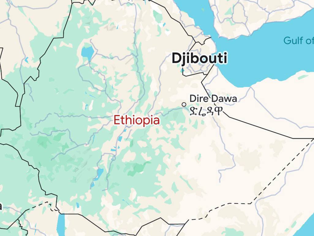 RArarssa's tweet photo. ሰው-በላ ኣገርን ኣናድንም! ኣዳኝ ነን ባዮችንም ኣንታገስም!
===================

በውስጧ ያሉ ሕዝቦቿን በማጥፋት: በመግፋት: በመጨቆን: ወይም በማስገበር የምትጸና ኣገር: ከሕዝቦች ጫንቃ ላይ በትግል መውደቅ ያለባት የግፍ ቀንበር ናት እንጂ: የሕዝቦች ደምና ህልውና ተሰውቶላት የምትጠበቅ (ወይም የምንቤዣት) ኣገር ኣይደለችም:: "እነ እንትና ካልጠፉ" የምትፈርስ ኣገር ቀድሞውኑ (already) ፈርሳለች:: 

ሕዝቦችን የምትሰለቅጥ ኣገር: ለህልውናዋም: የሕዝቦች መብትና ሕይወት: ንብረትና ማንነት በመስዋእትነት የሚቀርብላት ኣገር: ኣገር ሳትሆን የኣምልኮ ኢላማ (object of worship) የሆነች ጣኦት ናት:: 

ከኣሁን በኃላ: በኣገር ማዳን ሥም: የሚገበር የሕዝብ መብት ወይም ህልውና ኣይኖርም! በኣገር ኣዳኝነት የሚመለክ መሲህነት የተጠናወተው መሪም ኣይኖርም! "ኣገር ለማዳን" የሚሰዋ ሕይወት ኣይኖርም:: ኣገርን ለማዳን የሚፈልግ: ሕዝብን ይታደጋል:: ሕዝብ እየገደሉ/እየጨቆኑ አገር ማዳን የሚባል ነገር የለም::

#እራሳቸውን_በኣዳኝነት_እራሳቸውን_ለሰየሙ_ባለጊዜ_መሲህዎች!
#Impaayeerri_hanbisuuf_dhamaanuf_hin_jiru_hin_jiraatus!