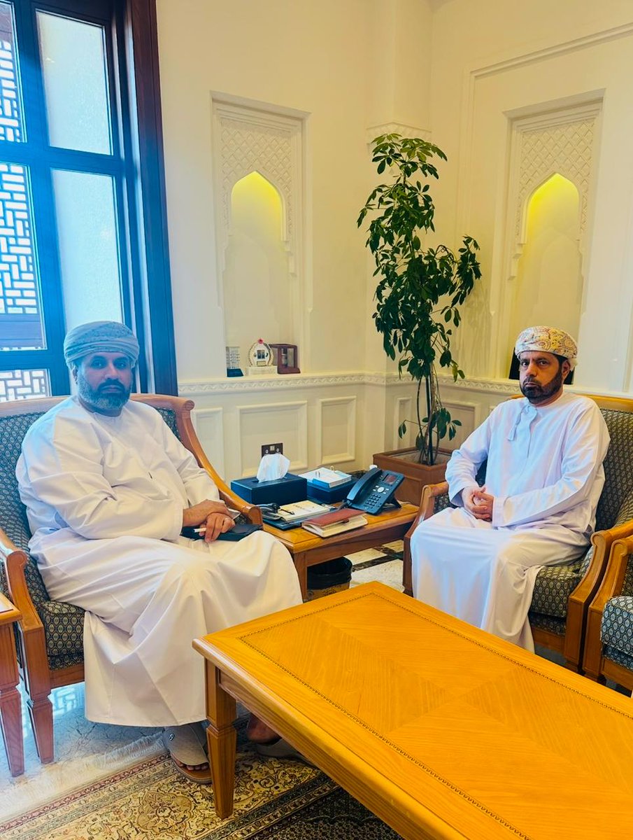 Hsawaei's tweet photo. مرئيات اللقاء مع وزير العمل
حمد الصواعي
في البداية تحية شكر ل معالي وزير العمل من خلال الأنصات والاستماع الجيد للأفكار من خلال زوايا مختلفة بهدف المشاركة في وضع حلول لملفات استراتيجية في مرحلة مفصلية هامة من تاريخ الوطن.
وكان اللقاء متشعّب استمر أكثر من ساعة فكان الهدف منه توصيل معاناة الناس وأنّ هناك عدم رضى في ظلٍ العامل المشترك بين كافة القضايا التي تم مناقشتها وهو الفقر.
وكذلك أوضحت لمعاليه بأنهُ يجب أن تستثمر الوزارة حالة عدم الرضى لدى كافة شرائح المجتمع من خلال وقوف كافة مؤسسات المجتمع وتوفير الأموال الكافية لكون التنمية البشرية هي العمود الفقري لأي أمة تريد النهوض بكافة القطاعات.
💫 تم مناقشة قضية الباحثين عن عمل بعمق من خلال التحليل والنظرة المستقبلية الهامة، وفي ظلِ ذلك استشفيًّنا أنّ وزارة العمل تُسابق عجلة الزمن من أجل وضع توجيهات جلالة السلطان هيثم حفظه الله لتكون ملموسة حيثُ سيتم استقطاب أعداد كبيرة جدًا من خلال خطة محكمة حتى لا يكون هناك فائض يضاف لأعداد تراكمية سابقة في القطاع الحكومي والخاص والعسكري وهذا ما أكده معالي الوزير ستكون الأعداد مضاعفة بشكل كبير جدًا خلال هذا العام والحمد لله، وهناك الكثير من المؤشرات تدعم ذلك التوجه.
💫 بخصوص الحد الأدنى للأجور، حيث بعد حوار عميق وشفاف بظلِ فاتورة التضخم العالية ورفع الدعم والضرائب أكد معالي الوزير بأن الدراسة بلمساتها الأخيرة من خلال السعي في رفع الحد الأدنى للأجور من خلال أيجاد عملية توزان لاضرر ولا ضرار.
💫 بخصوص العقود المؤقتة، صار حول مكثف جدًا حول التبعات والآثار النفسية علاوةً على ذلك تم توظيفهم كحال الموظفين الأخرين بالدولة، وتم التوصل لنتيجة لن يتم تسريح هؤلاء في جميع الأحوال وأن معاليه كما أكد سيبذل جهود كبيرة جدًا بهدف تثبيتهم بحول الله وقوته ويعتمد ذلك كما استشفيت منه على المواردالمالية للدولة ولكن سيكونوا ولا شك في ذلك من الأوليات والحمد لله وهذا ما أثلج صدري بعد حوار عميق تقبّلها معاليه بصدر رحب.
💫 بخصوص تطبيق نظام حماية الأجور، أكد معاليه بأن الهدف هو تنظيم سوق العمل والحد من التجاوزات الغير قانونية في سوق العمل، وكذلك ضبط الشركات بدفع الرواتب من خلال عدم التزام الشركات بدفع الرواتب للعاملين ولغة الأرقام في الشكاوي تبرهن ذلك، بحيثُ يظل العاملون بدون رواتب فترات طويلة من الزمن قد تصل خمسة أشهر، ولذلك هذه التحديات وغيرها كما أكد معاليه قد أوصلتنا لنقطة لا يمكن الرجوع عنها، ومن خلال ذلك قدمت بعض المقترحات لاستثناء الشركات الصغيرة والمتوسطة لقربي من واقع هذه الشركات بهدف المرونة حتى لا يكون هناك غلق لسجلات تجارية كانت تشكل داعم حقيقي ل هؤلاء أصحاب السجلات التجارية حتى يكون هناك تمكين لهذه السجلات الصغيرة كي تتحول لسجلات كبيرة فقط بحاجة الوقت والدعم من خلال أنّ هذه الكيانات الصغيرة والمتوسطة لا تمتلك السيولة المادية الكافية في دفع الرواتب بصورة منتظمة.
💫 بخصوص ملف المسرحين عن العمل، أكد معاليه بأنه بذل جهود كبيرة حول التمديد فترات سابقة وتم التمديد بتلك الفترات السابقة في ظلٍ عدم توفر الوظائف في عمق الأزمة الإقتصادية، ولكن استشفيّنا من خلال حديث معالي بعد ذلك أن هناك العديد من التحديات من خلال زيادة التسريح بشكل كبير جدًا بلغة الأرقام، وكذلك رفض بعض المسرحين عن العمل الوظائف، وغيرها من التحديات لا يمكن التطرق لها في استغلال مظلة الأمان من خلال لغة الأرقام، وأّن الوزارة كما أكد معاليه اتجهت بكل قوة وسخرت كافة امكانياتها في الضغط على الشركات إلى توفير فرص عمل حقيقية للمسرحين وأن ملف المسرحين عن العمل  من الأوليات الكبرى في التوظيف وأنّ هناك خطة متكاملة في استيعاب المسرحين عن العمل خلال هذا العام، وحول سؤالي هل سيكون في حالة عدم استيعات سوق العمل المسرحين عن العمل العودة عن القرار، أكد معاليه بأن الأعداد الحالية متاحة للتوظيف وفق الخطة الموضوعةمن قبل وزارة العمل وأن هناك فريق مختص لذلك، ولكن في حالة عدم استيعاب السوق المسرحين حتمًا سنقف معهم بناء على خطة مقننة مغلقة.
💫 بخصوص مواكبة التخصصات لسوق العمل وحالة الإشباع كتخصص الهندسة وعلم الاجتماع والتقنية والتربية الإسلامية واللغه العربية وغيرها، قد أفاض معاليه في ذلك ولكن كثمرة أكد معاليه بأن سيكون هناك تنسيق مباسر مع الجهات المعنية حول دراسة ذلك من خلال الأستفادة من لغة الأرقام وتوظيفها في مدى حاجة سوق العمل من تخصصات من عدمها، وسيبذل جهود كبيرة مع الوزرات المعنية في توفير درجات مالية كبيرة في بعض التخصصات التي بها أعداد كبيرة.
وحفظ الله عمان الشامخة وقائدها الحكيم وشعبها العظيم.
" اعتذر جدًا لعدم الرد في العام والخاص لعدم توفر الوقت وأن النيه في كتابة مقال"