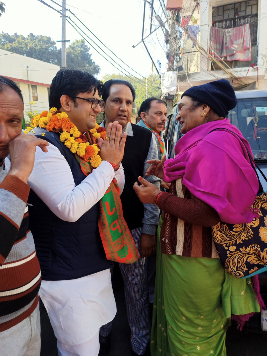 Advbhuvantanwar's tweet photo. पुरानी नांगल दिल्ली कैंट में सुबह-सुबह आशीर्वाद प्राप्त किया। बड़े बुजुर्गों से आशीर्वाद लिया और मंदिर में माता टेकर का आशीर्वाद लिया। आइए, हम सब मिलकर समाज के कल्याण और एकता के लिए काम करें। #bhuvantanwar #DelhiCantt #Delhi #DelhiElection2025 #bhuvantanwarbjp https://t.co/vwqPtFNAXd