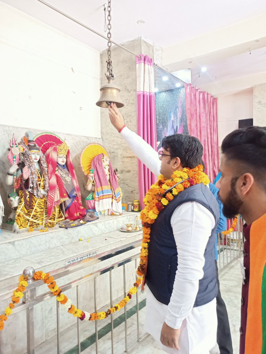 Advbhuvantanwar's tweet photo. पुरानी नांगल दिल्ली कैंट में सुबह-सुबह आशीर्वाद प्राप्त किया। बड़े बुजुर्गों से आशीर्वाद लिया और मंदिर में माता टेकर का आशीर्वाद लिया। आइए, हम सब मिलकर समाज के कल्याण और एकता के लिए काम करें। #bhuvantanwar #DelhiCantt #Delhi #DelhiElection2025 #bhuvantanwarbjp https://t.co/vwqPtFNAXd