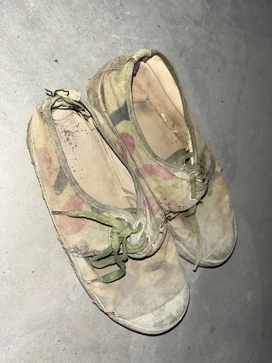 农民工老头的迷彩胶鞋