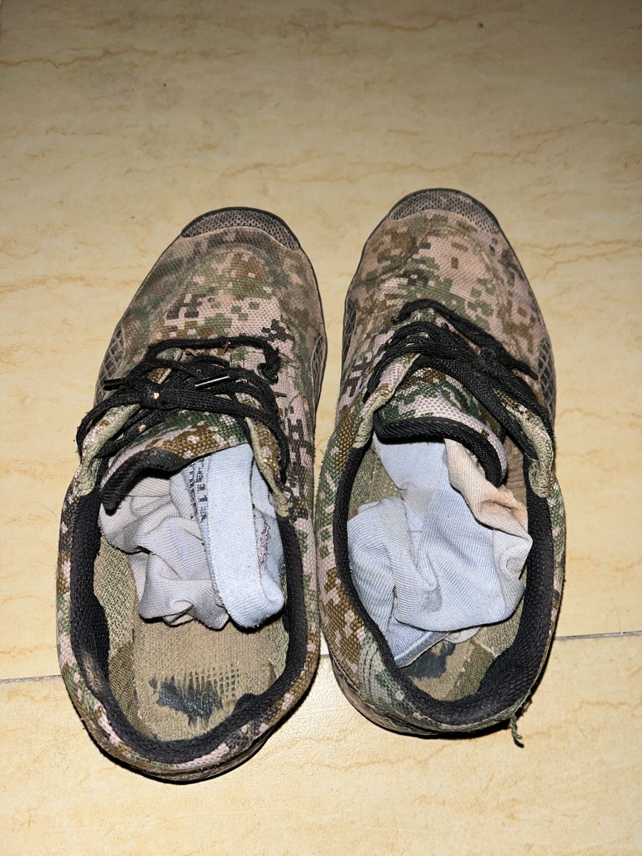 农民工的迷彩胶鞋