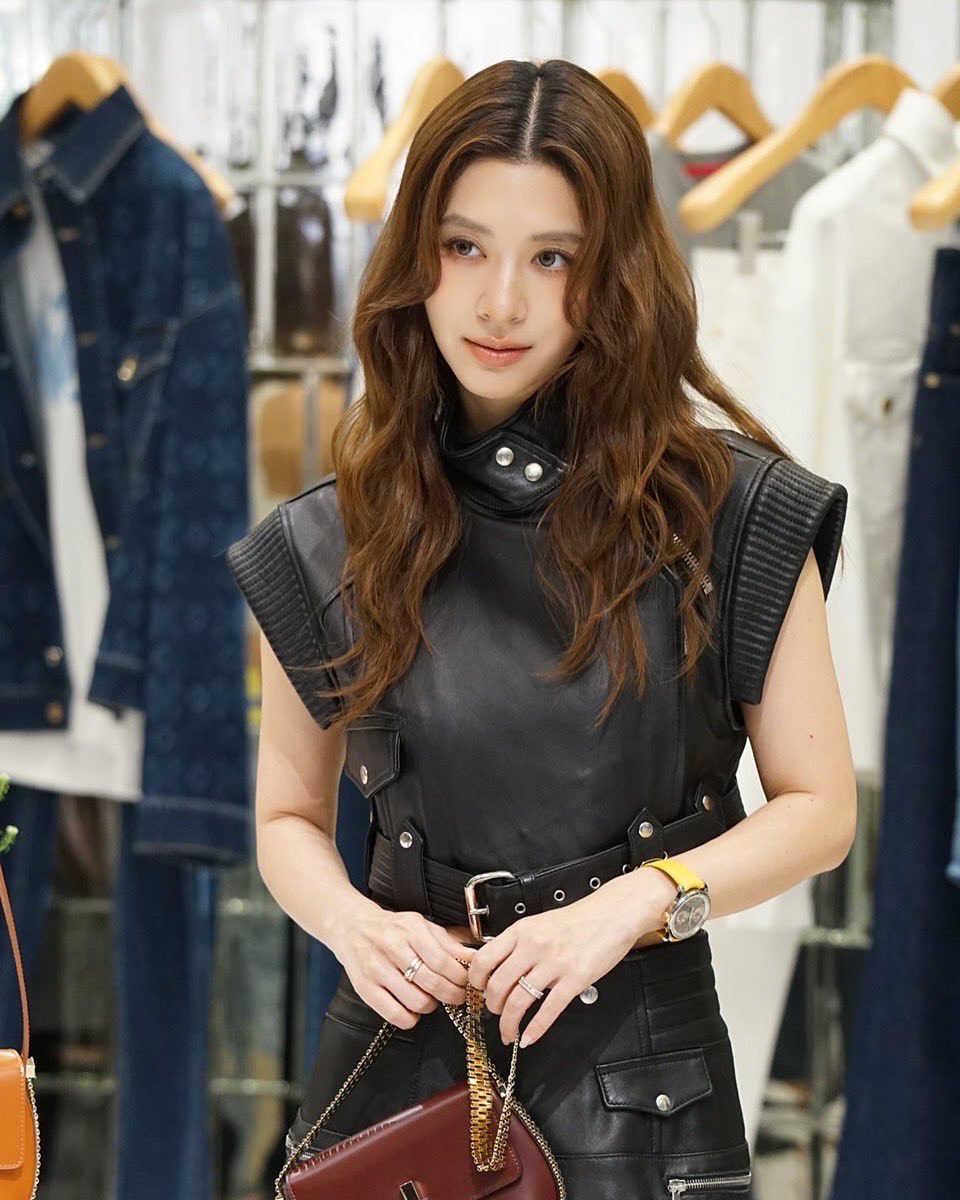 MewnitthafcO's tweet photo. ความสวยของแม่มิวยังเก็บมาไม่หมดเลยค่า😋 เลยเก็บตกมาฝาก ครม. ทุกคนนะจ้า 💃🤭🙂 งาน Sirivannavari at club21  ณ. Emporium ค่ะทุกคน 😘👌💗
:
⏺️  #Sirivannavari 
#SirivannavariAccessories 
#Club21thailand ... ⏺️
:
Cr.. repost 📸 @แม่ปู🦀🧡🥰
:
#mewnittha 
#มิวนิษฐา 
#teammew https://t.co/w0fQPax2wY