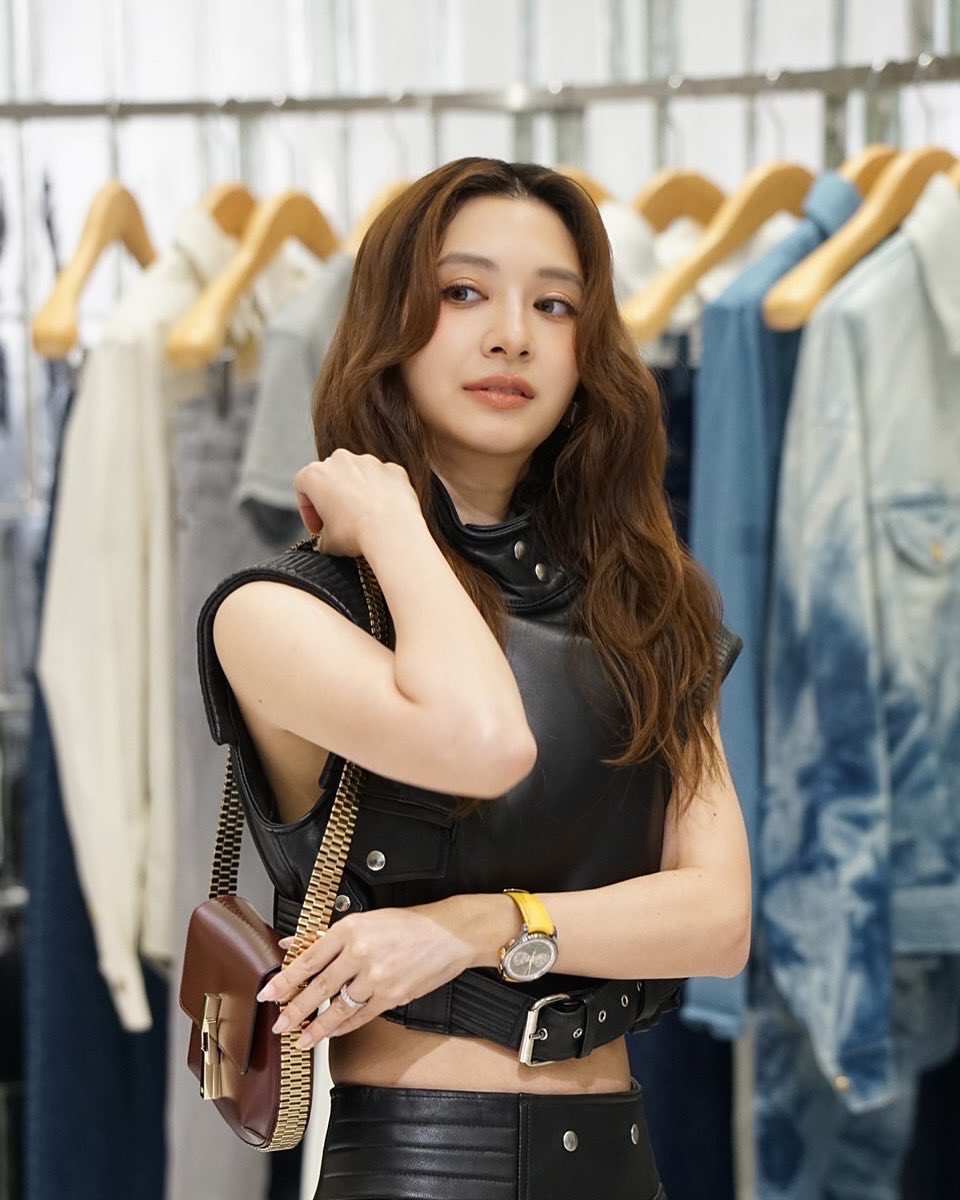 MewnitthafcO's tweet photo. ความสวยของแม่มิวยังเก็บมาไม่หมดเลยค่า😋 เลยเก็บตกมาฝาก ครม. ทุกคนนะจ้า 💃🤭🙂 งาน Sirivannavari at club21  ณ. Emporium ค่ะทุกคน 😘👌💗
:
⏺️  #Sirivannavari 
#SirivannavariAccessories 
#Club21thailand ... ⏺️
:
Cr.. repost 📸 @แม่ปู🦀🧡🥰
:
#mewnittha 
#มิวนิษฐา 
#teammew https://t.co/w0fQPax2wY