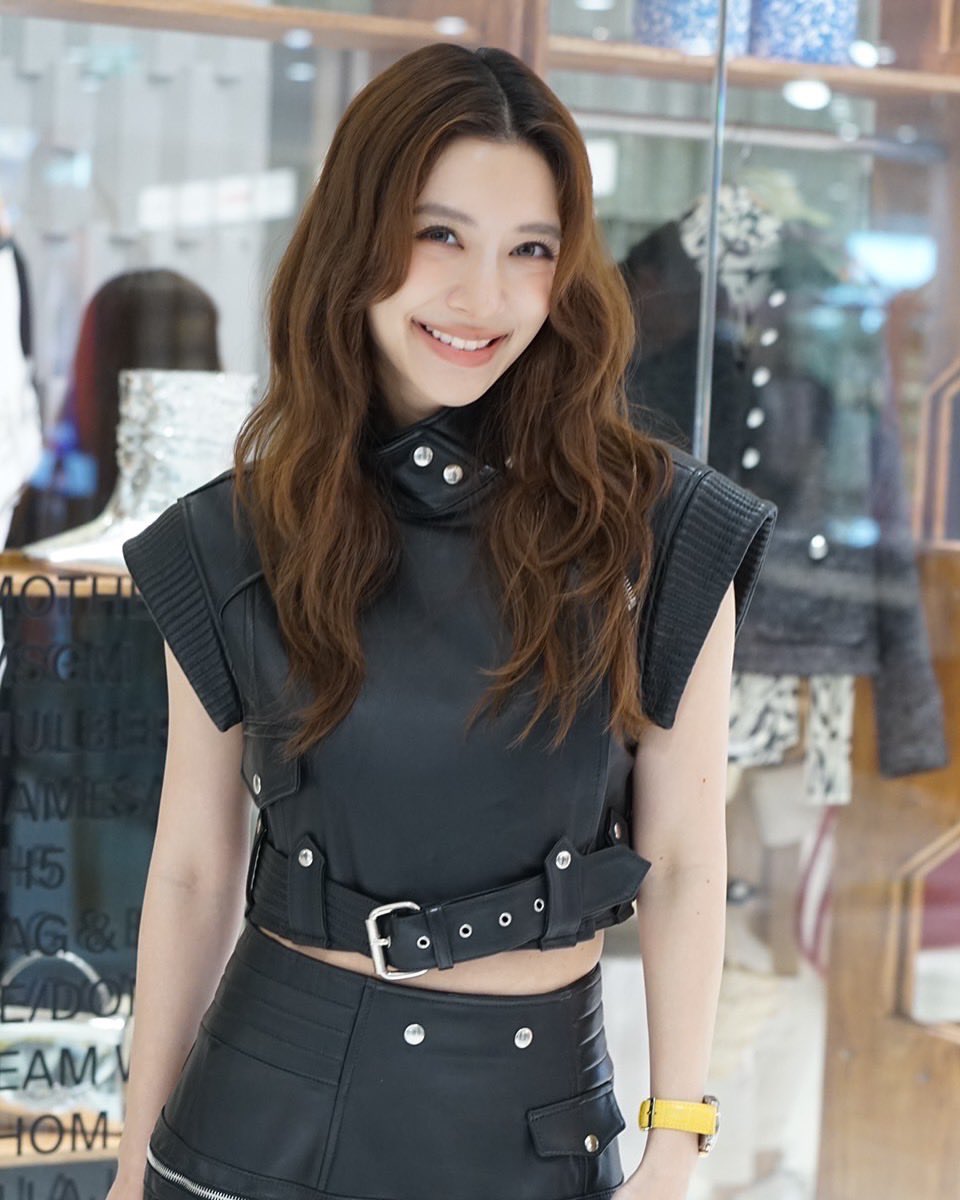 MewnitthafcO's tweet photo. ความสวยของแม่มิวยังเก็บมาไม่หมดเลยค่า😋 เลยเก็บตกมาฝาก ครม. ทุกคนนะจ้า 💃🤭🙂 งาน Sirivannavari at club21  ณ. Emporium ค่ะทุกคน 😘👌💗
:
⏺️  #Sirivannavari 
#SirivannavariAccessories 
#Club21thailand ... ⏺️
:
Cr.. repost 📸 @แม่ปู🦀🧡🥰
:
#mewnittha 
#มิวนิษฐา 
#teammew https://t.co/w0fQPax2wY