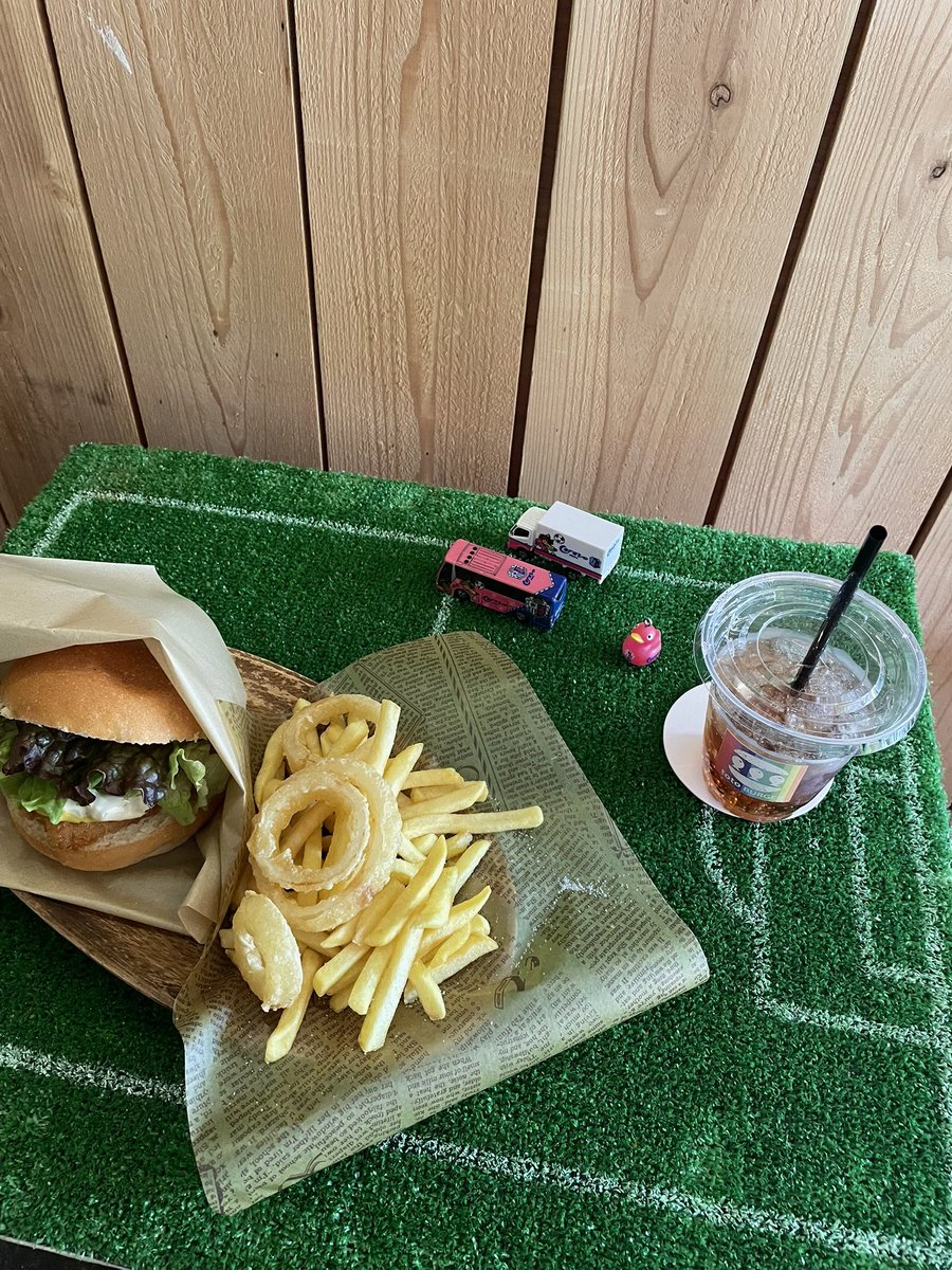 chordrealtor's tweet photo. 神戸に向かう前にバル活🌸
#toto BURGERさん
歳を重ね、食べれないモノが次々増えるけれど、こちらの🍔は美味しくいただけます🥰
食材がとてつもなく値上がりし、飲食店の経営は大変なのに、昨年と変わらぬクオリティに感動🥺
#Panissimo さん
で買った🥐は🚢の中でいただきます。
#サクラマンカイバル https://t.co/d4QobGn5Cb