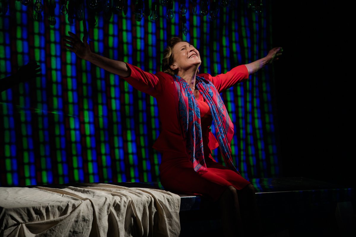 Šodien noslēdzam viesošanos Nacionālajā teātrī, bet nu paziņojam, ka būsim Rīgā daudz biežāk, regulāri viesojoties Tabakas fabrikā. Jau šobrīd pieejamas biļetes uz izrādēm "Ziloņa dziesma" (19.,20.03.), "Līnenas skaistumkaraliene" (22.04.), "YEN" (23.04.), "Svešā āda" (5.,6.06.)!