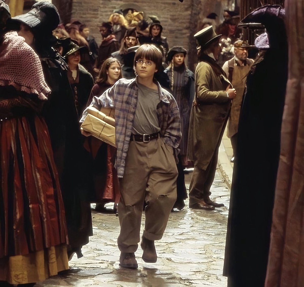 하 진짜 이 사진 ㅈㄴ 좋아 
낡고 헤진 옷을 입고 처음 온 마법세계 와도 ㅈㄴ 하나도 꿀리지 않은 이 껄렁하고 모습이 ㅋㅋㅋ
찢어진 바지따위 패션으로 치부하게 만드는 저 당당한 걸음걸이와 표정이 날 미치게함 ㅋ

너 진짜 제임스 포터 아들이구나 ㅋㅋㅋㅋㅋㅋ