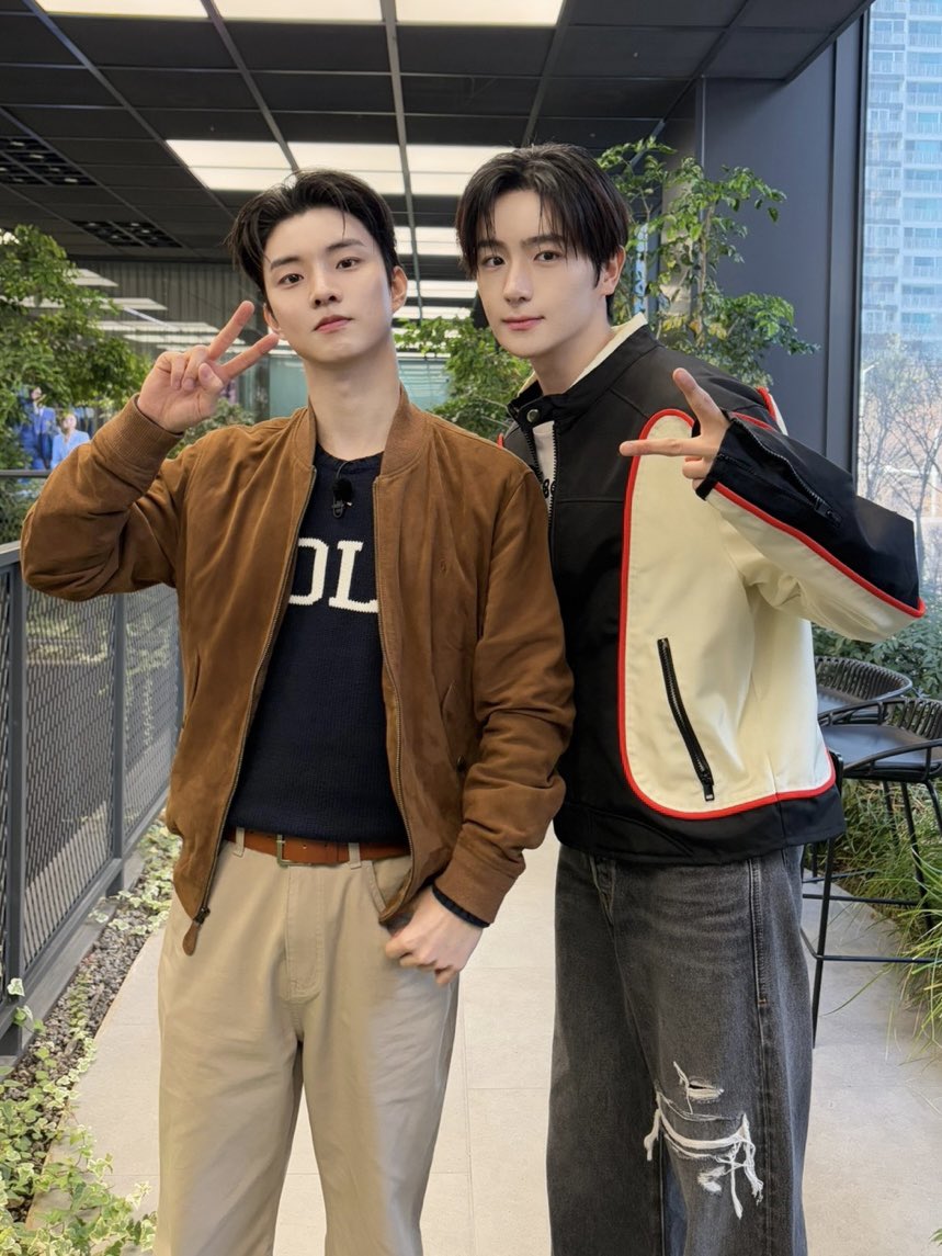 [📸] 현재랑 큐와 함께 할명수 보고 웃음 가득하게 설 연휴 시작해요🖤🤎

youtu.be/XB_AXTMeFIM

#THEBOYZ #더보이즈 
#HYUNJAE #현재 #Q #큐