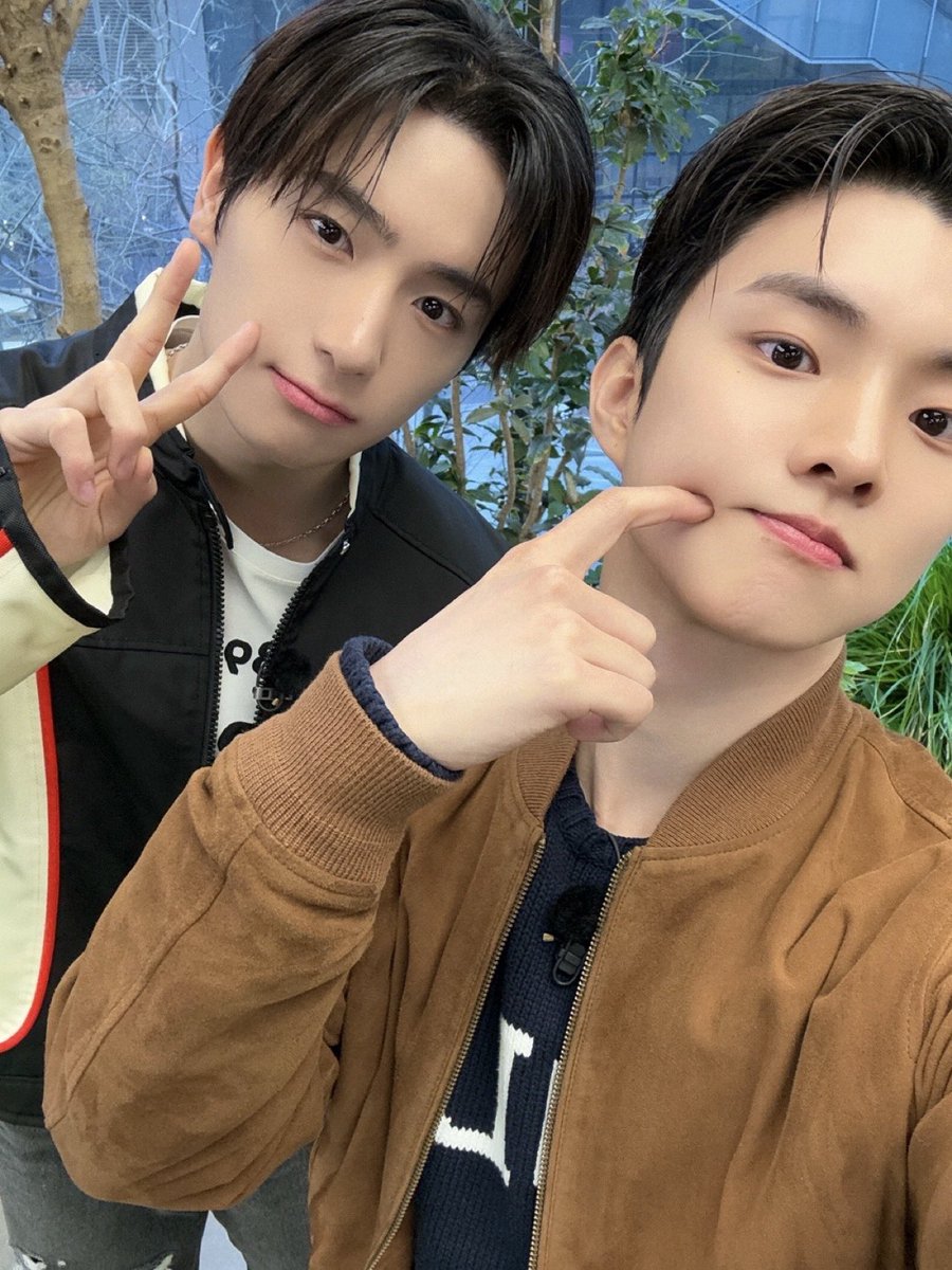 THEBOYZ_officl's tweet photo. [📸] 현재랑 큐와 함께 할명수 보고 웃음 가득하게 설 연휴 시작해요🖤🤎

https://t.co/jvkv4mihMR

#THEBOYZ #더보이즈 
#HYUNJAE #현재 #Q #큐 https://t.co/ZTnGgR5l6Y