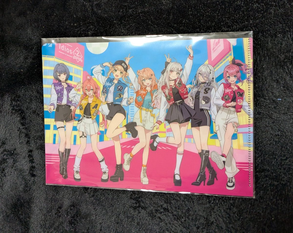 greenghost_leaf's tweet photo. いでぃおす2周年の特典クリアファイルの左上の部分を、月かミラーボールかと思ってたけど、よく見たら単なるファイルの切れてる部分だった。 https://t.co/TSka4m4hmj