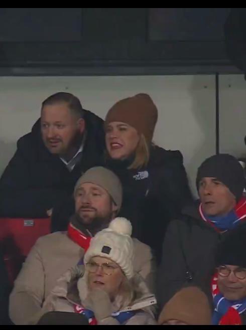 Tas, ka ministru prezidente apmeklē futbola maču, ir pieņemami. Taču situācija, kur policijas priekšnieks lēkā un priecājas, kamēr "fani" apgāna Brīvības pieminekli un piekauj LTV1 žurnālistu, ir nepieņemama.  ❗️Ko es darītu savādāk? Šorīt es būtu atlaidis gan iekšlietu ministru,