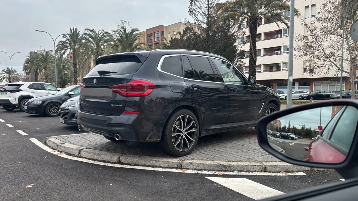 DaniLuVe1982's tweet photo. @policiabadajoz @aytodebadajoz el dueño de este coche tiene fácil aparcamiento, es una constante diaria… en la cera, ocupando el acceso al paso de peatones….
La última foto es de hoy https://t.co/BdVOyTNhxy