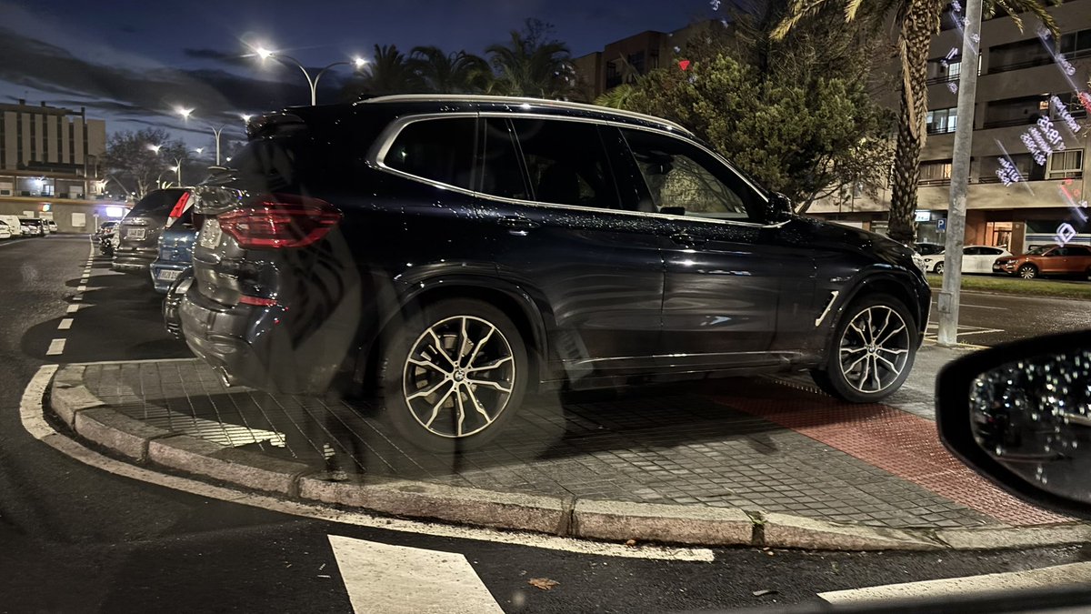 DaniLuVe1982's tweet photo. @policiabadajoz @aytodebadajoz el dueño de este coche tiene fácil aparcamiento, es una constante diaria… en la cera, ocupando el acceso al paso de peatones….
La última foto es de hoy https://t.co/BdVOyTNhxy