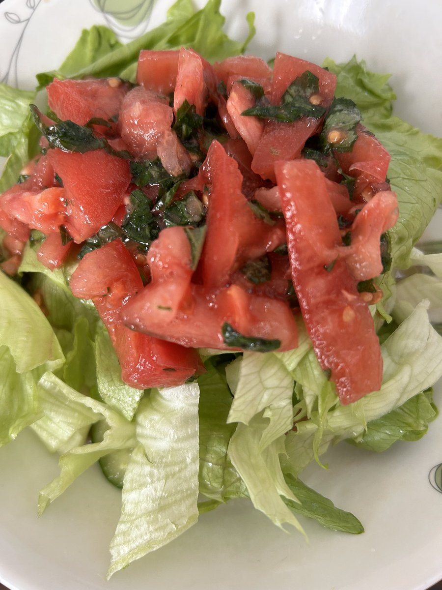 KEI_LEVELslime's tweet photo. 〜男料理〜
🥗【3分、超簡単健康野菜サラダ】🥗
子供には確実に不評の味！
バジル、酢、ニンニク、トマト等を混ぜたトマトバジルソース

緑黄色野菜や果物に含まれてるカロチノイドは、体臭にも効果的！
体臭が気になり始めたら野菜を食べてみるといいかもしれない！🥦
#料理 https://t.co/sAC11mYJhK