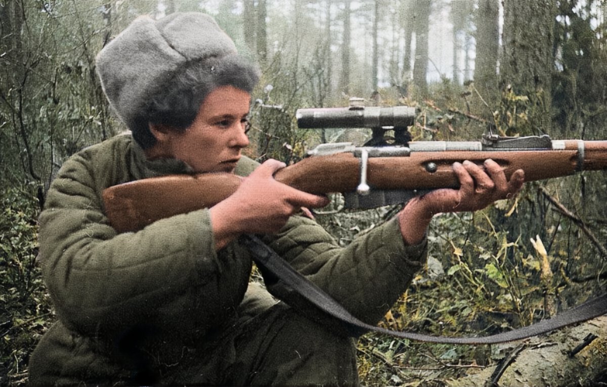 Un 24 de enero de 1924, nacía esta adorable abuelita soviética, la legendaria francotiradora del Ejercito Rojo, Zinaida Markovna, ella sola con su fusil Mosin-Nagant liquidó a al menos 57 nazis.

Fue herida hasta 3 veces en batalla y los nazis no pudieron nunca con ella, Zinaida