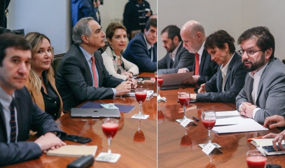 🇨🇱 | SE VIENE UNA BOMBA POLÍTICA: 

Chile Vamos apura la nefasta reforma de pensiones aliándose con el gobierno. Rumores de Palacio indican que Boric no está de vacaciones, sino internado. 

¡Algo muy grave está por estallar en los próximos días. Sujétense!