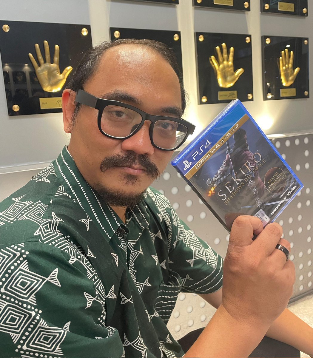 MikaelDewabrata's tweet photo. Saya malah dibeliin Sekiro dari istri, dan harus dimainkan sampai tamat. Walau sebenarnya gak tau ini hadiah apa hukuman ya. https://t.co/aksh1gmghk