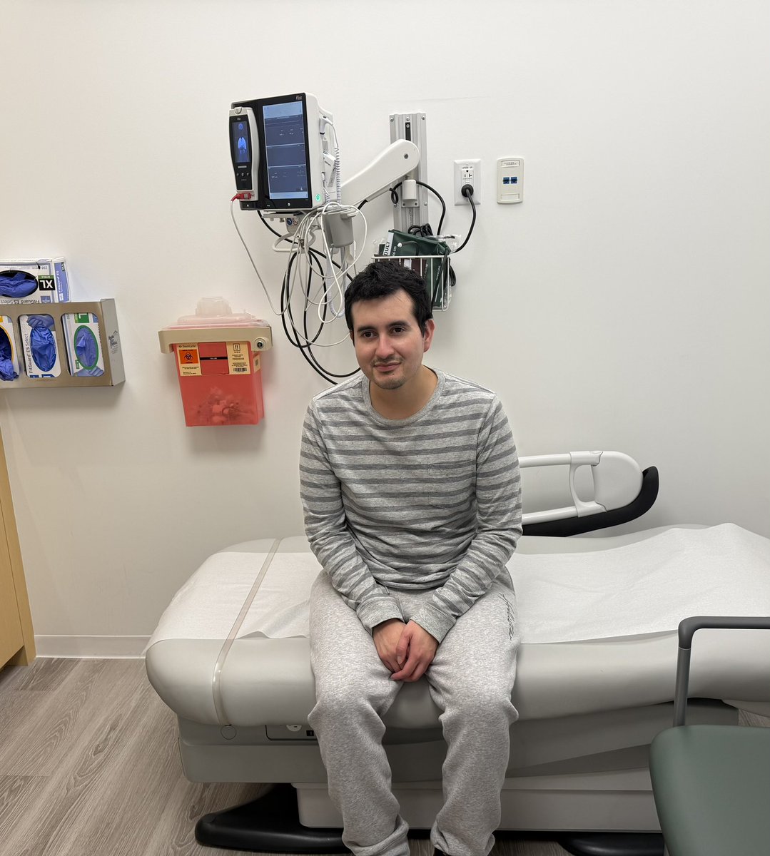 SaulAlejandr00's tweet image. I haven’t been feeling too well, so I went to the UCSF MS Center in San Francisco to see my doctor 🏥  #MSSucks #MS #MultipleSclerosis #DoctorsRoom #ExamBed #Hollister #HollisterCo #ColdDay #Stripes #Joggers #Sweatpants #SanFrancisco #UCSF #Winter #WinterDays