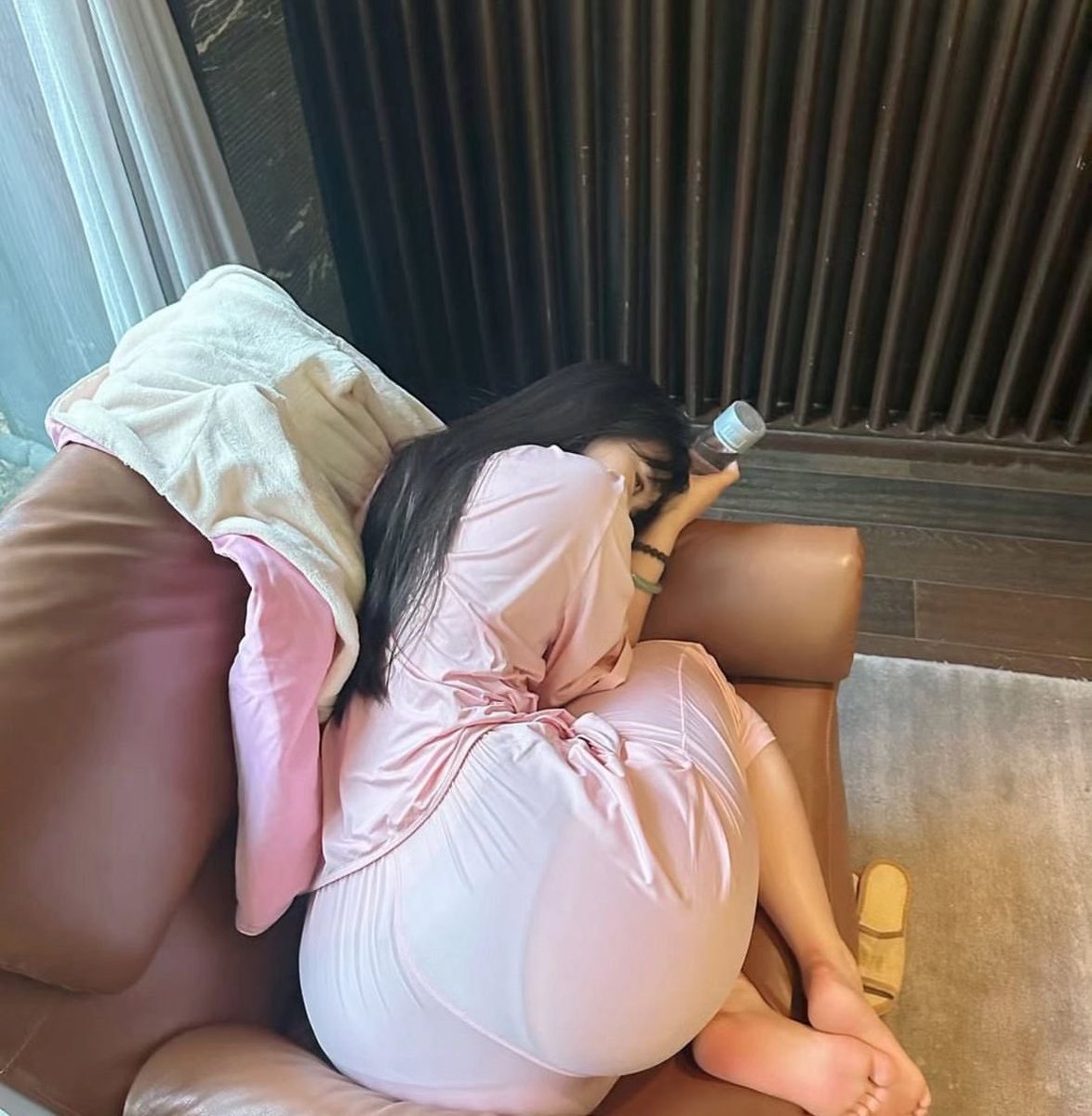 H300655's tweet photo. 在家的诱惑，若隐若现，让人心痒痒😂 https://t.co/b20lg96dXb