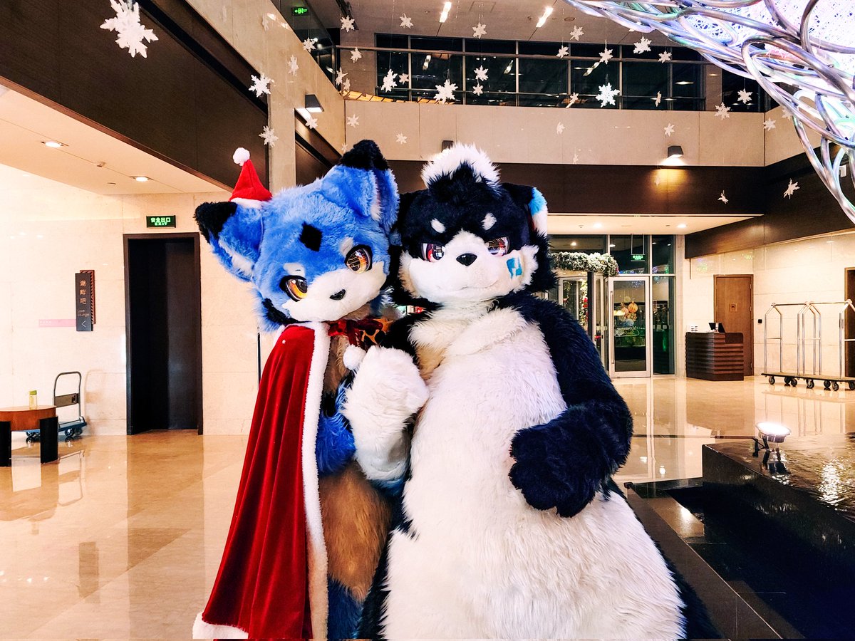 贴贴！
<a href="/Cla_a31/">黑狗苏岚不能吃了→冬兽聚</a> <a href="/KanTaiFur/">堪太</a> 
#FursuitFriday