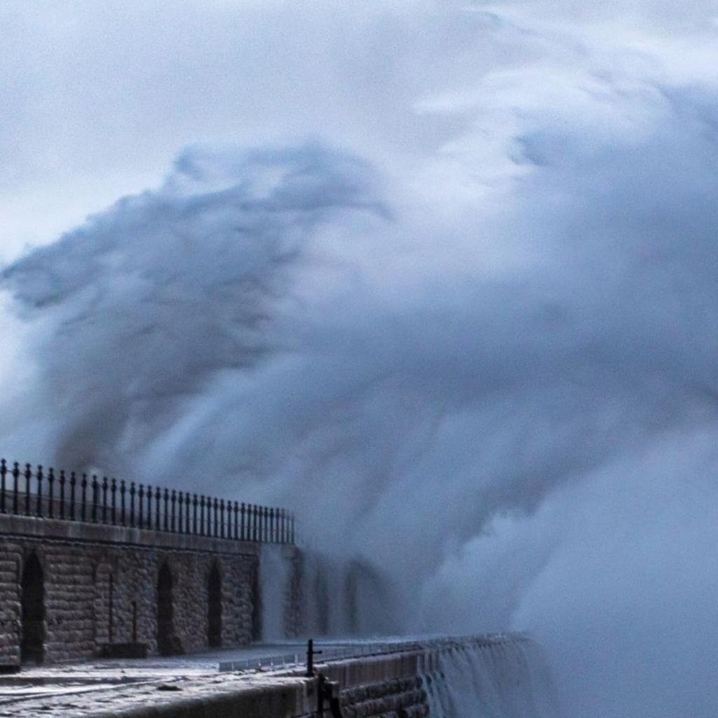 shorts_91's tweet photo. Storm Eowyn causes severe disruption across the UK with 100mph winds, tornado risk, and red weather warnings.
Read more on https://t.co/PwolYhpAuC
#StormEowyn #UKWeather #MetOffice #TornadoRisk #SevereWeather #UKStorm #Cyclogenesis https://t.co/S6vSkbTJoa