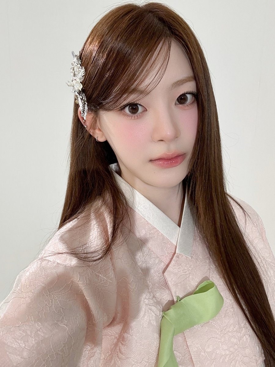 STAYC_official's tweet photo. 📁 STAYC Selfie. zip
ㄴ📂 𝐇𝐚𝐩𝐩𝐲 𝐍𝐞𝐰 𝐘𝐞𝐚𝐫 𝟐𝟎𝟐𝟓

#STAYC #스테이씨
#Seeun #세은
#Yoon #윤
#J #재이 https://t.co/Ml276bjulN