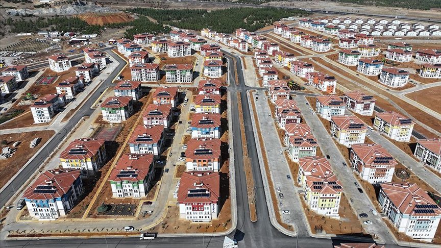 AliSahin501's tweet photo. GAZİ ŞEHRİMİZDE 1535 KONUT VE 52 İŞYERİ DAHA BUGÜN HAK SAHİPLERİ İLE BULUŞUYOR

Gazi şehrimizde depremin yaralarını sarmaya hızla devam ediyoruz. 

06.02.2023 tarihinde meydana gelen deprem afetlerinden dolayı ilimizde hak sahibi olan afetzedeler için yapılan afet konutlarının ve işyerlerinin 6. Kura çekimi bugün saat 14:00 te gerçekleşiyor. 

Afet ve Acil Durum Yönetimi Başkanlığınca yapılacak olan kura çekiminde Gazi şehrimiz ve ilçelerinde 1.535 konut, 52 işyeri daha sahiplerini bulacak. 

6 şubat depremi sonrası başlatılan konut seferberliği ile bugüne kadar Gazi şehrimizde 7723 konut ve iş yerinin anahtarı afetzede hemşehrilerimize  teslim edilmişti. 

TOKİ tarafından yapımı tamamlanarak AFAD’a teslim edilen ve AFAD tarafından depremzede hemşehrilerimize teslim sürecine hazırlanan konut sayısı ise 20.888. 

Kahramanmaraş merkezli 6 Şubat depremleri sonrası Cumhurbaşkanımız Sn Recep Tayyip Erdoğan tarafından başlatılan konut seferberliği ile bugüne kadar deprem bölgesi illerde teslim edilen konut sayısı ise 155 bini geçmiş bulunuyor.   

Depremzede hemşehrilerimize konutlarının hayırlı olmasını diliyor, teslim aldıkları konutlarında huzurla geçecek bereketli bir ömür temenni ediyorum…