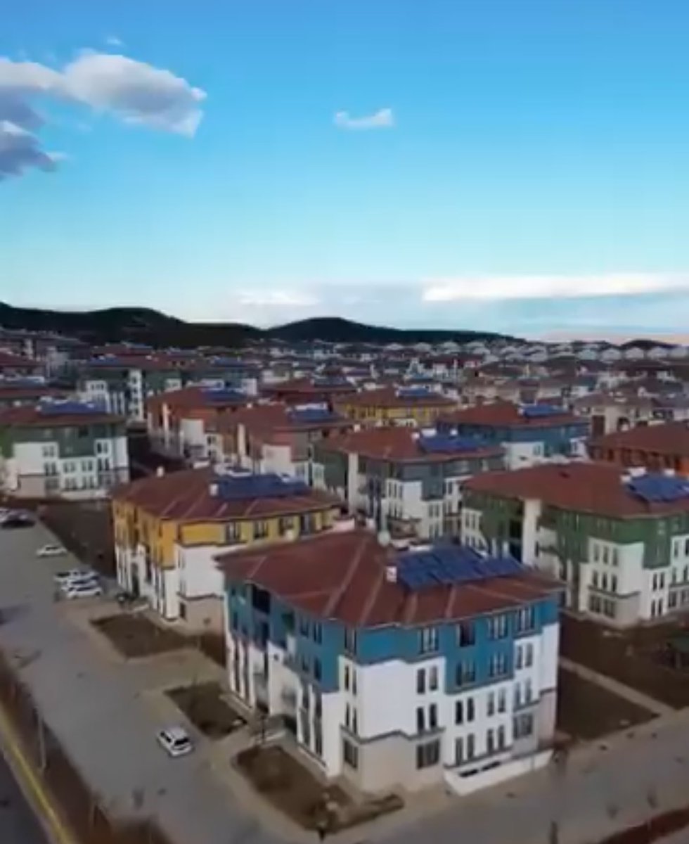 AliSahin501's tweet photo. GAZİ ŞEHRİMİZDE 1535 KONUT VE 52 İŞYERİ DAHA BUGÜN HAK SAHİPLERİ İLE BULUŞUYOR

Gazi şehrimizde depremin yaralarını sarmaya hızla devam ediyoruz. 

06.02.2023 tarihinde meydana gelen deprem afetlerinden dolayı ilimizde hak sahibi olan afetzedeler için yapılan afet konutlarının ve işyerlerinin 6. Kura çekimi bugün saat 14:00 te gerçekleşiyor. 

Afet ve Acil Durum Yönetimi Başkanlığınca yapılacak olan kura çekiminde Gazi şehrimiz ve ilçelerinde 1.535 konut, 52 işyeri daha sahiplerini bulacak. 

6 şubat depremi sonrası başlatılan konut seferberliği ile bugüne kadar Gazi şehrimizde 7723 konut ve iş yerinin anahtarı afetzede hemşehrilerimize  teslim edilmişti. 

TOKİ tarafından yapımı tamamlanarak AFAD’a teslim edilen ve AFAD tarafından depremzede hemşehrilerimize teslim sürecine hazırlanan konut sayısı ise 20.888. 

Kahramanmaraş merkezli 6 Şubat depremleri sonrası Cumhurbaşkanımız Sn Recep Tayyip Erdoğan tarafından başlatılan konut seferberliği ile bugüne kadar deprem bölgesi illerde teslim edilen konut sayısı ise 155 bini geçmiş bulunuyor.   

Depremzede hemşehrilerimize konutlarının hayırlı olmasını diliyor, teslim aldıkları konutlarında huzurla geçecek bereketli bir ömür temenni ediyorum…