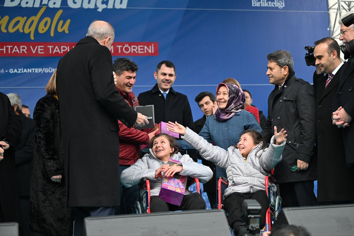 AliSahin501's tweet photo. GAZİ ŞEHRİMİZDE 1535 KONUT VE 52 İŞYERİ DAHA BUGÜN HAK SAHİPLERİ İLE BULUŞUYOR

Gazi şehrimizde depremin yaralarını sarmaya hızla devam ediyoruz. 

06.02.2023 tarihinde meydana gelen deprem afetlerinden dolayı ilimizde hak sahibi olan afetzedeler için yapılan afet konutlarının ve işyerlerinin 6. Kura çekimi bugün saat 14:00 te gerçekleşiyor. 

Afet ve Acil Durum Yönetimi Başkanlığınca yapılacak olan kura çekiminde Gazi şehrimiz ve ilçelerinde 1.535 konut, 52 işyeri daha sahiplerini bulacak. 

6 şubat depremi sonrası başlatılan konut seferberliği ile bugüne kadar Gazi şehrimizde 7723 konut ve iş yerinin anahtarı afetzede hemşehrilerimize  teslim edilmişti. 

TOKİ tarafından yapımı tamamlanarak AFAD’a teslim edilen ve AFAD tarafından depremzede hemşehrilerimize teslim sürecine hazırlanan konut sayısı ise 20.888. 

Kahramanmaraş merkezli 6 Şubat depremleri sonrası Cumhurbaşkanımız Sn Recep Tayyip Erdoğan tarafından başlatılan konut seferberliği ile bugüne kadar deprem bölgesi illerde teslim edilen konut sayısı ise 155 bini geçmiş bulunuyor.   

Depremzede hemşehrilerimize konutlarının hayırlı olmasını diliyor, teslim aldıkları konutlarında huzurla geçecek bereketli bir ömür temenni ediyorum…