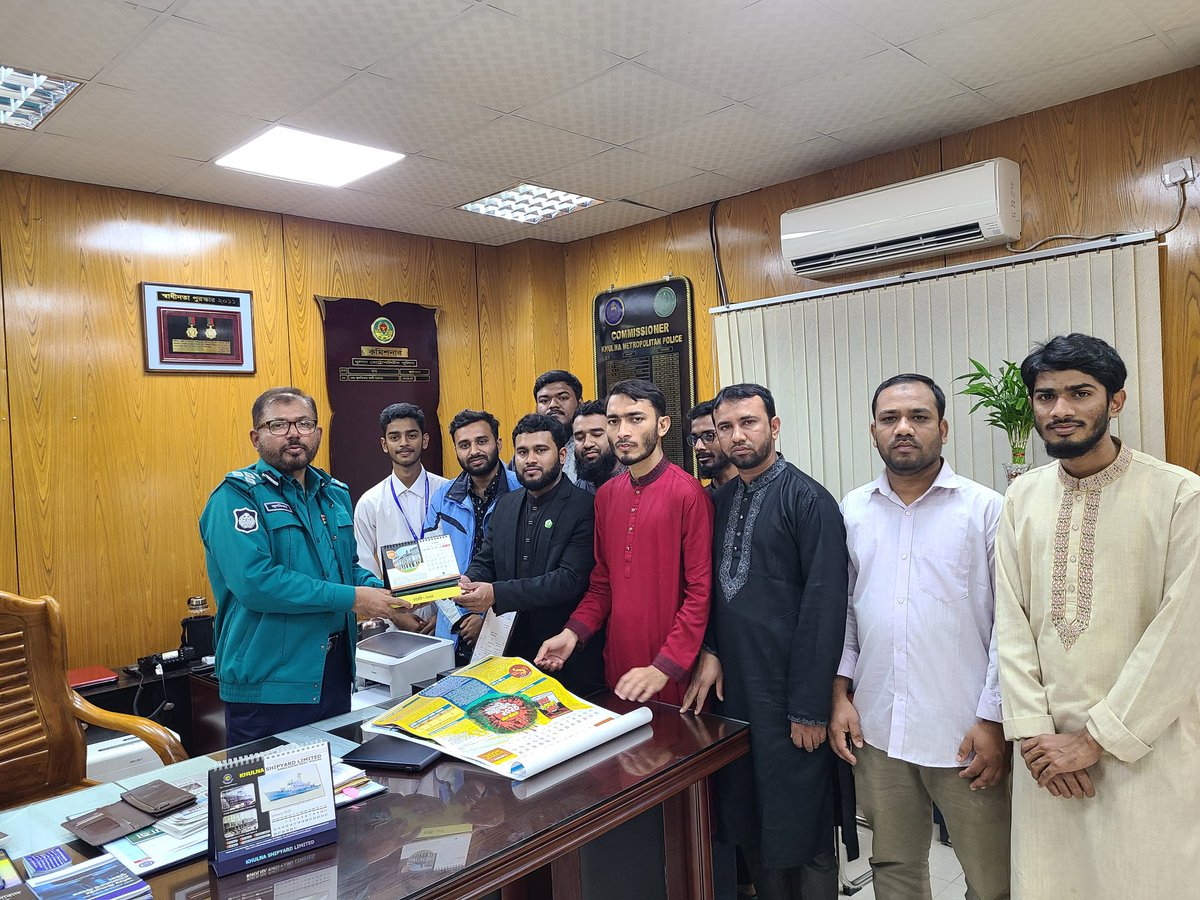 ShibirKCity's tweet photo. Islami Chhatra Shibir held a meeting with the KMP Commissioner to improve the law and order situation in the Khulna City Corporation area. https://t.co/dHqxYBMGRO