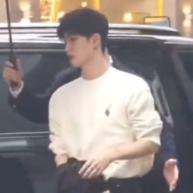 hsh_bbm's tweet image. 어깨가 …..