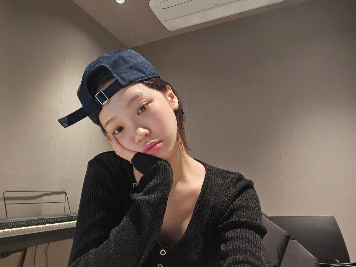 IM_LESSERAFIM's tweet photo. 피어나가 좋아하는 민낯셀카입니다.✌️

#LE_SSERAFIM #KIMCHAEWON 
#김채원 #르세라핌 https://t.co/T9nSVzWyh2