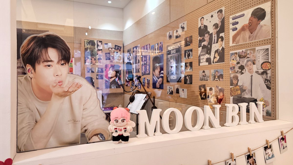 justminp's tweet photo. Cafe Merry 
Happy  Birthday 🎂 #MOONBIN #문빈
It's so cute and wonderful 🥰 https://t.co/wXip9yKNmB