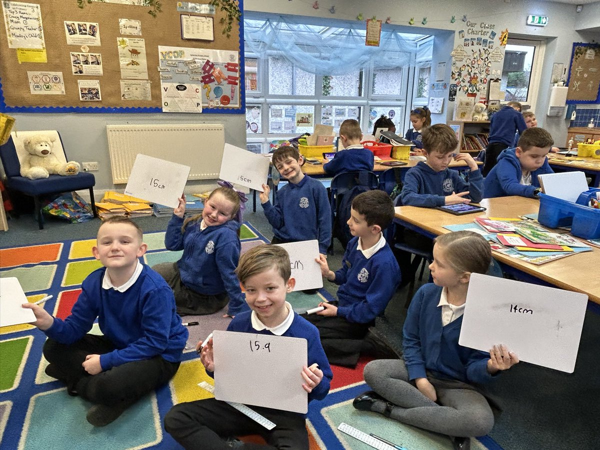 mrsgillespie15's tweet photo. In numeracy, we are learning about measure. We learnt how to measure length carefully using a ruler & then practised measuring some small objects, writing the measurement in cm. #antonumeracy 👫📏✅📏👫 https://t.co/NRHfDa7EdA