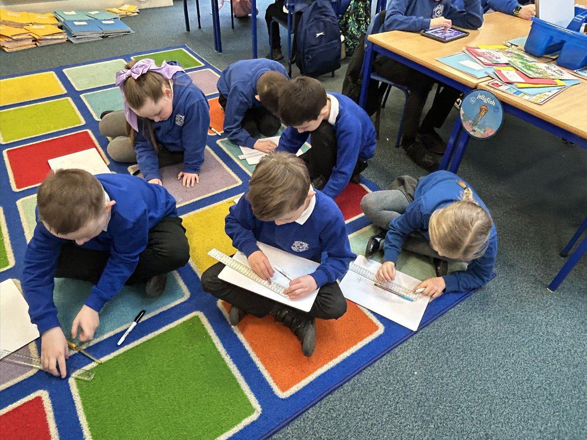 mrsgillespie15's tweet photo. In numeracy, we are learning about measure. We learnt how to measure length carefully using a ruler & then practised measuring some small objects, writing the measurement in cm. #antonumeracy 👫📏✅📏👫 https://t.co/NRHfDa7EdA