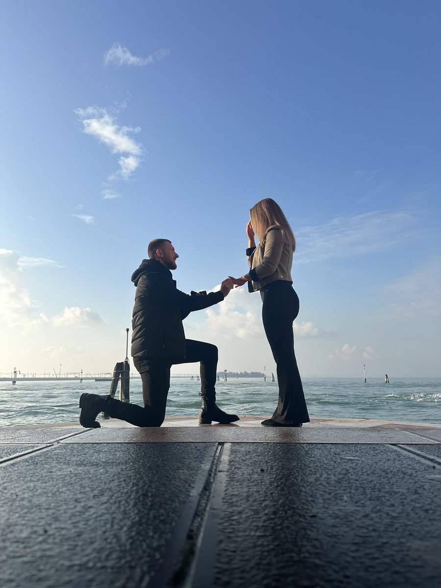 Becca_Porterxox's tweet photo. Came to Venice a girlfriend, coming home a fiancé💍 Easiest yes ever❤️ https://t.co/jriMuYvJ9I