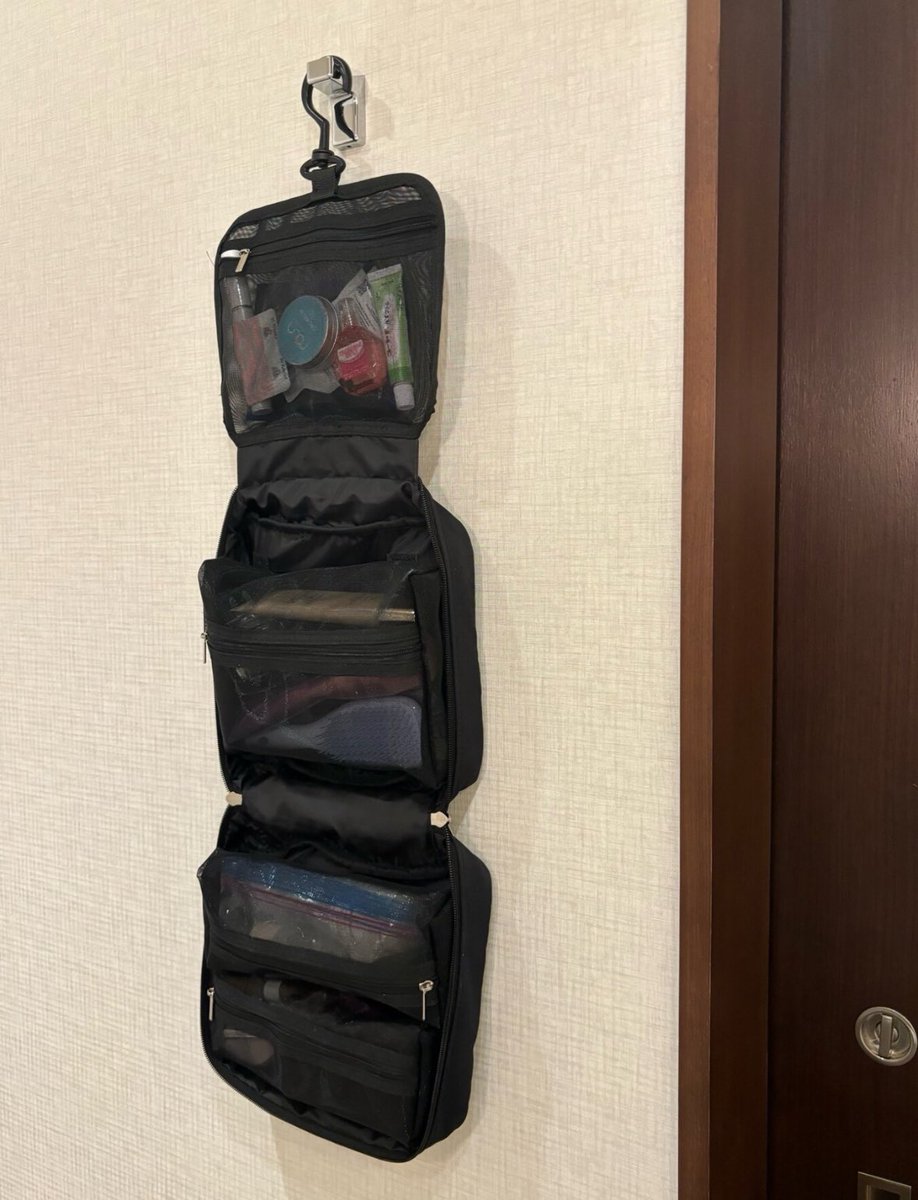 piyopiyobiyou's tweet photo. 3. 吊るせるポーチ
普段そこまで荷物持っていかないから3泊以上とかキャリー使う時に持っていくんだけどこれがまあ笑えるくらい物が入るしポーチ取り外せて洗面所ごちゃつかない。
私買ったところは形リニューアルしてポーチ取り外せる場所が減ってしまったんだけどここのほぼ同じ感じかなhttps://t.co/E8vQ54CQfX