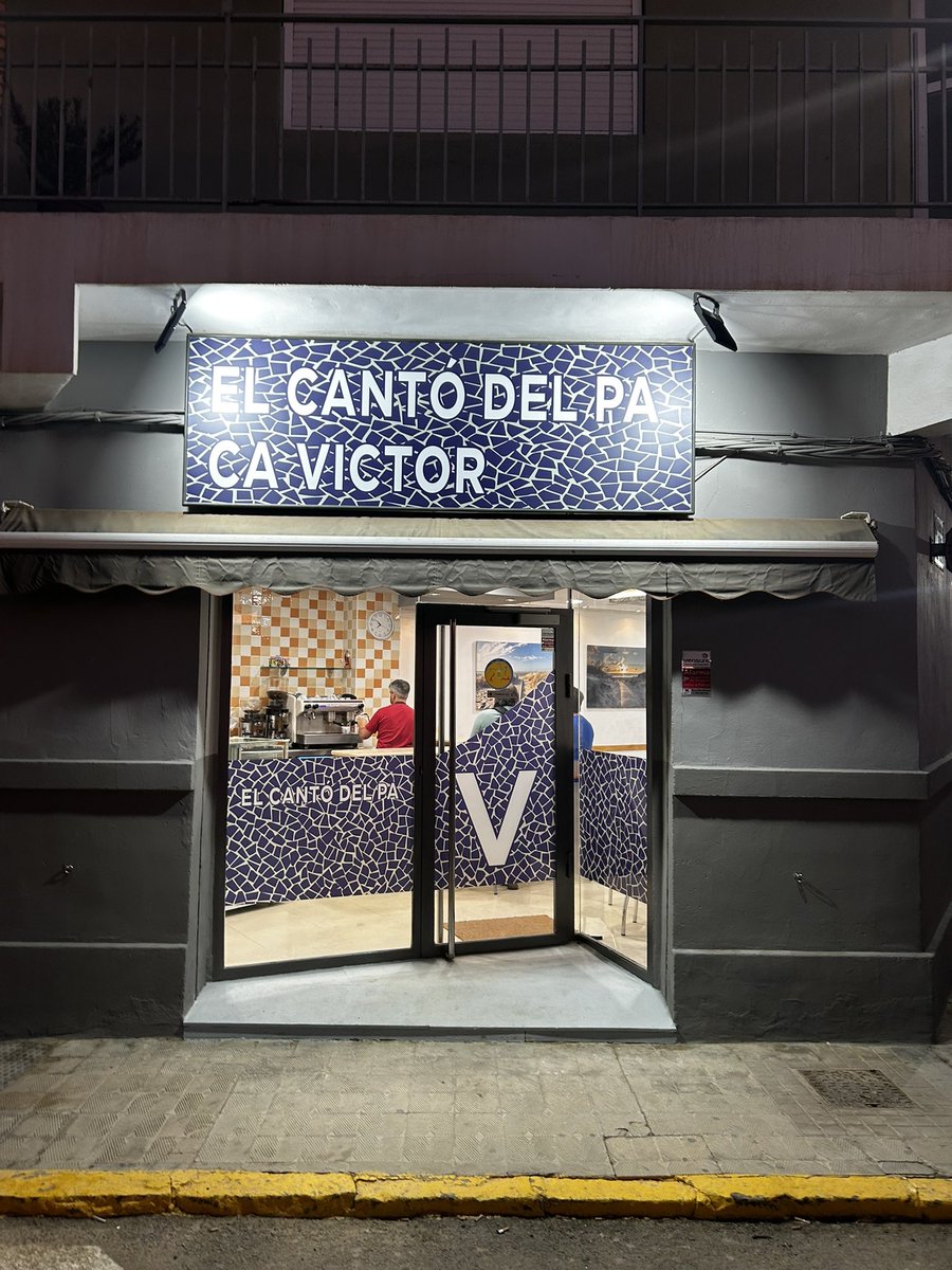 David_Alfafar's tweet photo. Enhorabuena Victor, en Massanassa, por reabrir tu pequeña cafetería horno, una pena los cientos que no lo van hacer, recordar ir a ese tipo de negocios de toda la zona..❤️ https://t.co/AKa4fqBd65