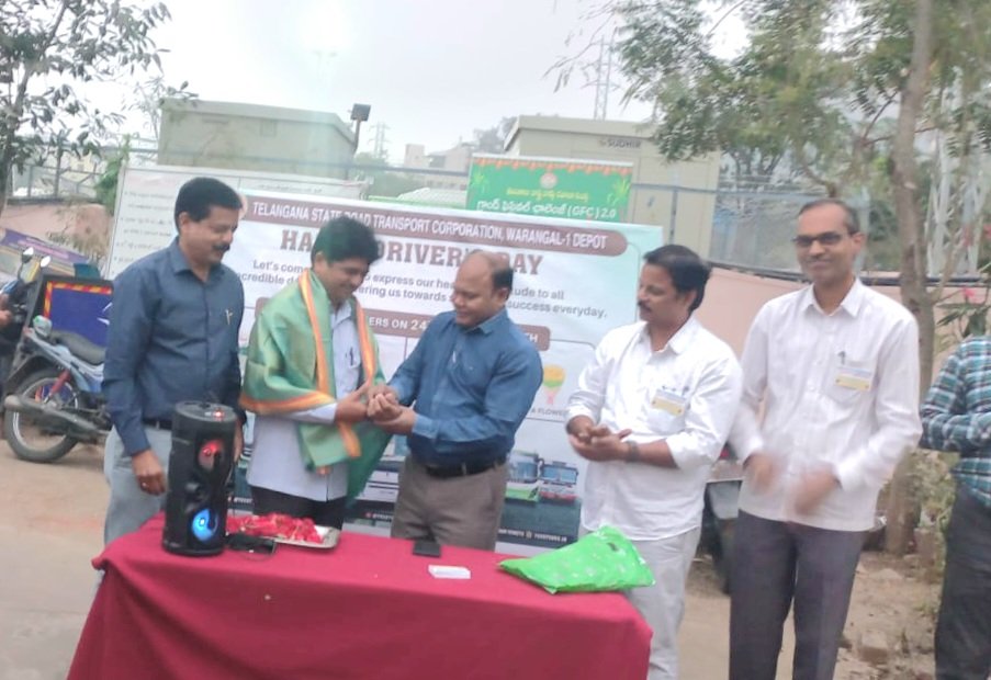 DyRMOWL's tweet photo. Drivers day celebrations at WL1 WL2 and HNK depots. @DYRMMWL1 @RMWLTSRTC @TGSRTCHQ #driversday https://t.co/nDiSLeiMqj