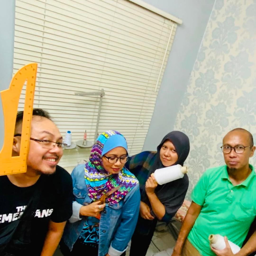 Sunsueria's tweet photo. "إنا لله وإنا إليه ��اجعون"إنا لله وإنا إليه راجعون
Hari ini, saya kehilangan seorang sahabat yang amat bermakna, Sharum bin Kamarudin. Kenangan bersama hanya tinggal memori, tapi doa untukmu tidak akan pernah putus.
#Innalillah #DoaUntukSharum #KenanganBersama" https://t.co/XmQ0rSbNUj