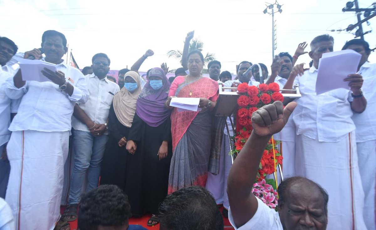 captainnewstv's tweet photo. புதுக்கோட்டை திருமயத்தில்
அநீதிக்கு எதிராக கேள்வி எழுப்பிய
ஜெகபர் அலி படுகொலையை கண்டித்து நடைபெறும் ஆர்ப்பாட்டத்தில் தேமுதிக பொதுச்செயலாளர் திருமதி
.பிரேமலதா விஜயகாந்த்!
#Murder #pudukottai
#DmdkProtest https://t.co/5Vlatr4lCV