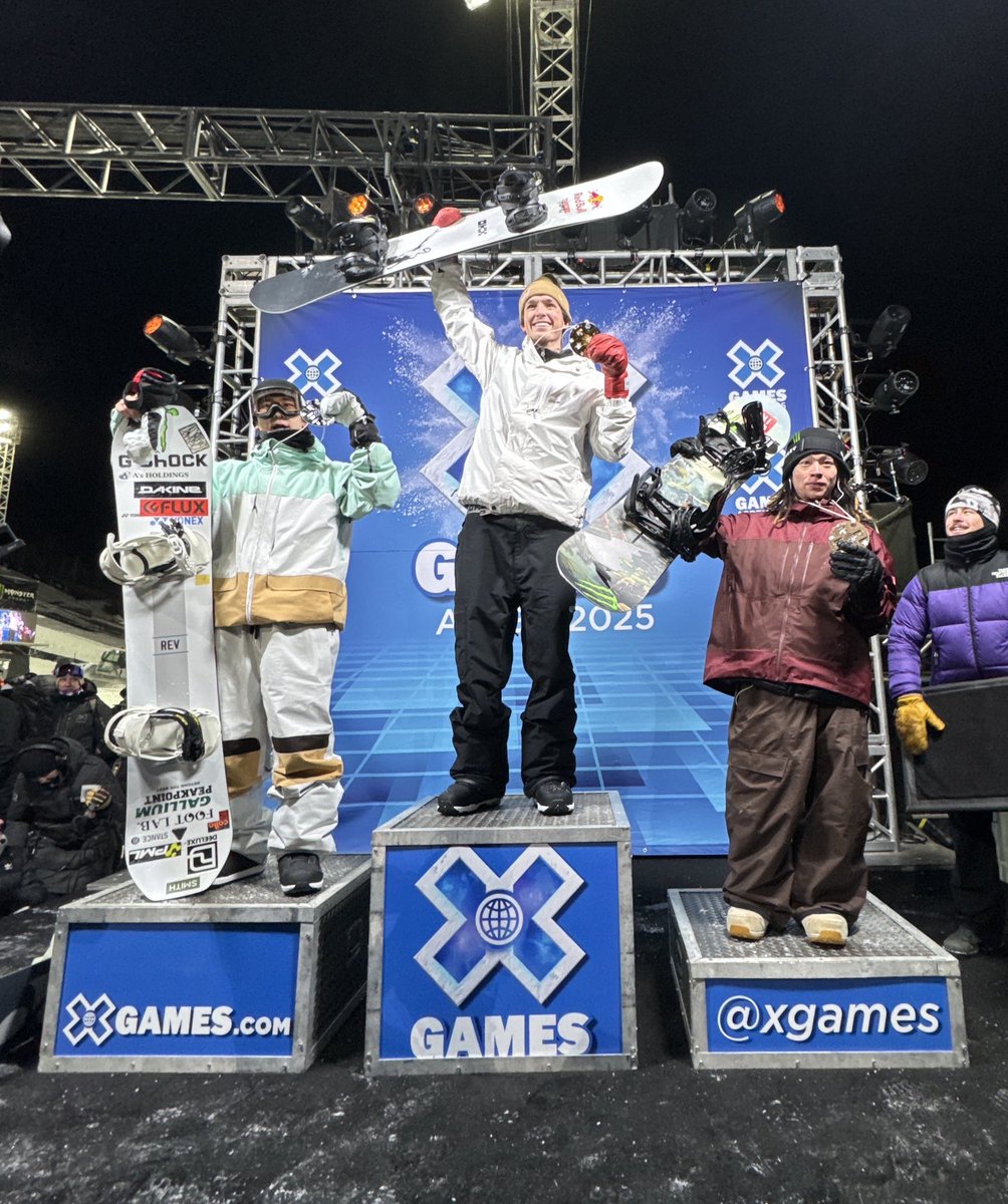 UQAmb_Sports's tweet photo. #平野歩夢 選手、X Games Aspen 2025での3位獲得おめでとうございます✨

つい先ほど、試合を終えたばかりの平野選手からコメントが届きました！パイプのコンディションが悪いなかでも、冷静に状況を把握して果敢に挑む姿に勇気をもらいました🔥

まずはゆっくり身体を休め、次の試合に向けて英気を養ってください😊

ユニクロは、これからも平野選手を応援していきます！

Huge congratulations to @AyumuB on coming 3rd at X Games Aspen 2025✨

We've just got the message from Ayumu, who's just finished his competition!

Take a deep rest and recover for the next match👍Again congratulations Ayumu!!

#UNIQLO #ユニクロ #AyumuHirano
